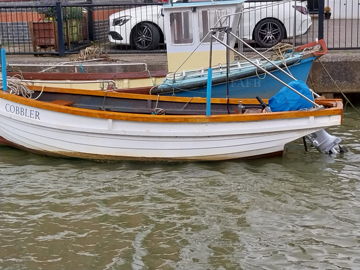 Lute stern beach boat