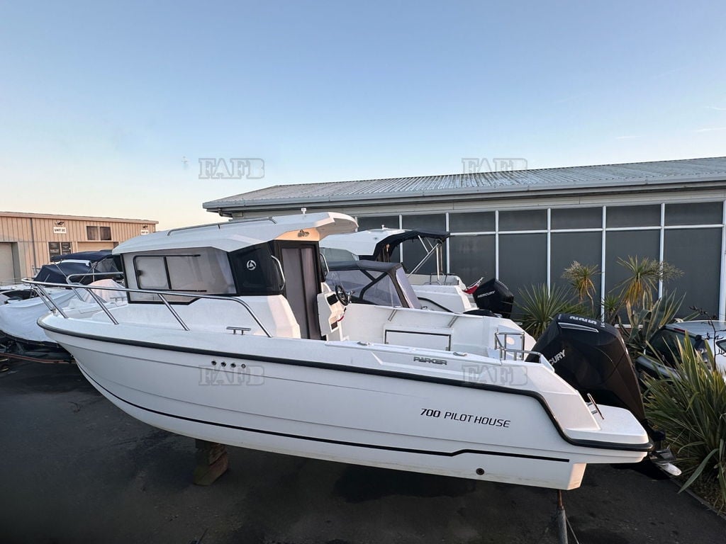 Parker 700 Pilothouse