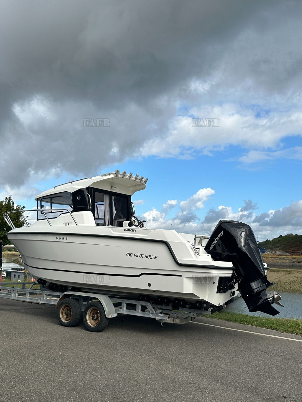 Parker 700 Pilothouse