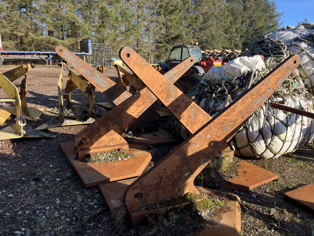 Anchors /ground chain / mooring bouys