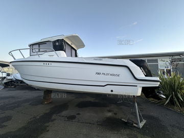 Parker 700 Pilothouse